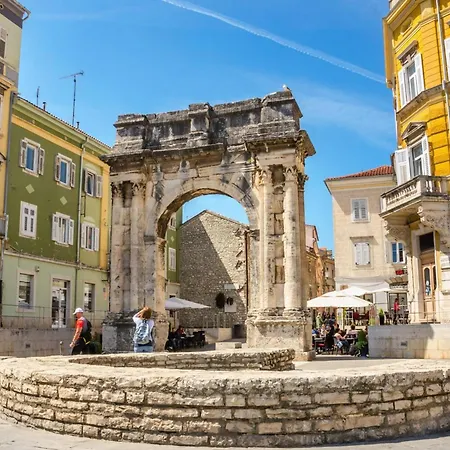 Samara With Pool - Happy بولا