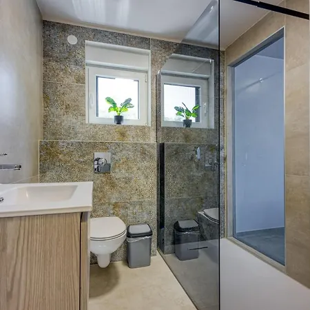 Samara With Pool - Happy بولا