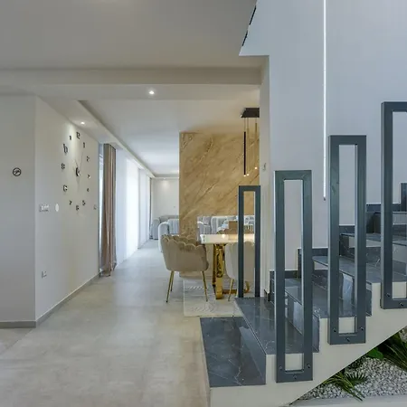 Samara With Pool - Happy شقة