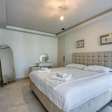 Samara With Pool - Happy