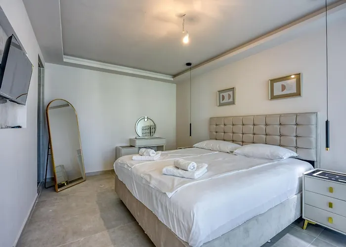 Samara With Pool - Happy