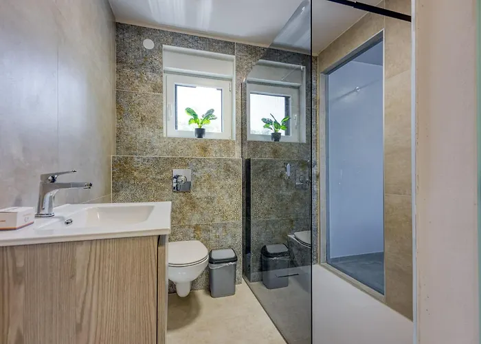 Samara With Pool - Happy *