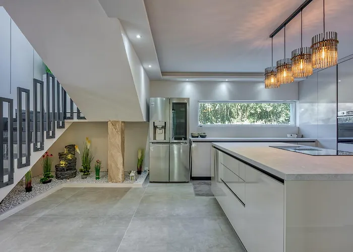 Samara With Pool - Happy *