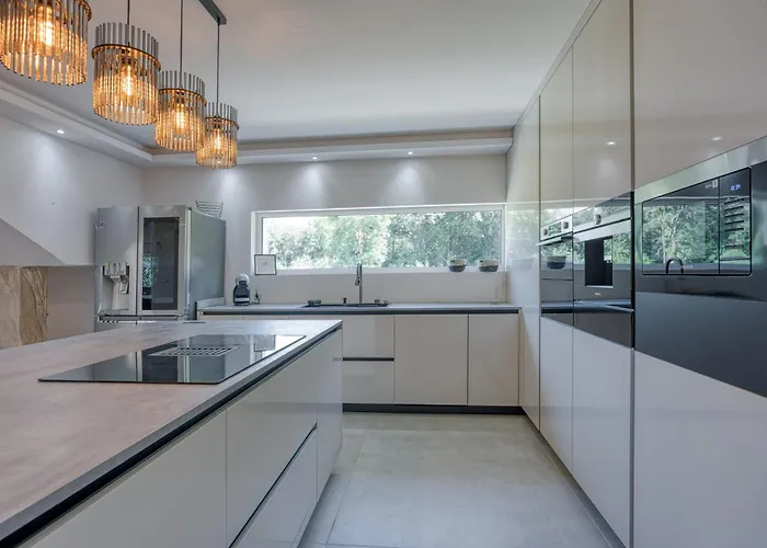 Samara With Pool - Happy *