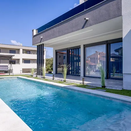 Samara With Pool - Happy