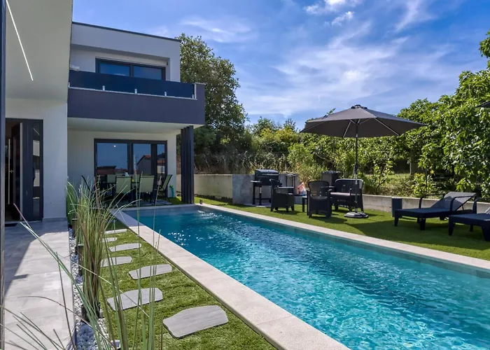 Samara With Pool - Happy Pula