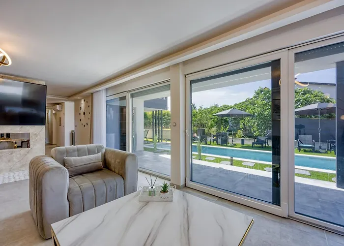 Apartment Samara With Pool - Happy