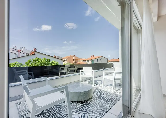 Samara With Pool - Happy