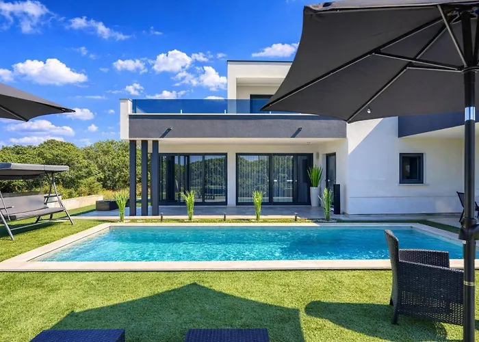 Samara With Pool - Happy Pula